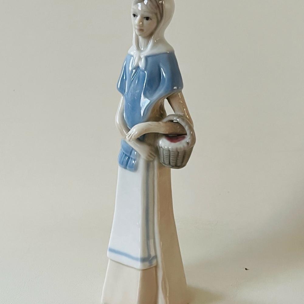 Elegant Blue and White Porcelain Figurine - Picture 8 of 10